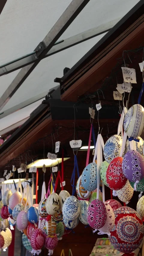 Hanging Easter eggs market decorations Vídeo Stock 331811953