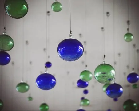 Hanging light bulbs with depth of field Hanging light bulbs with depth of ... Stockfoto's