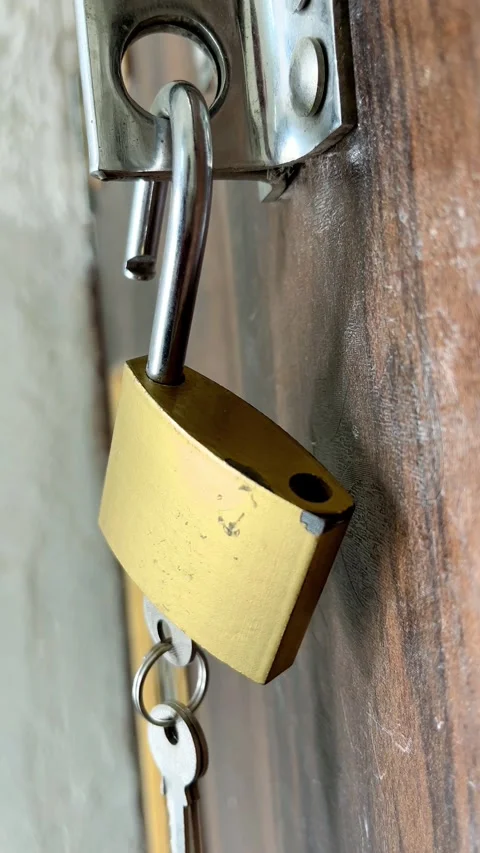 Hanging Lock and Key Close-Up Metallic Security Concept 4K Video Видео 321945112