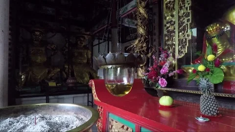 Hanging Oil Lamp, Altar Inside Kek Lok Si Buddhist Temple, Penang, Malaysia Vídeos de archivo 296704643