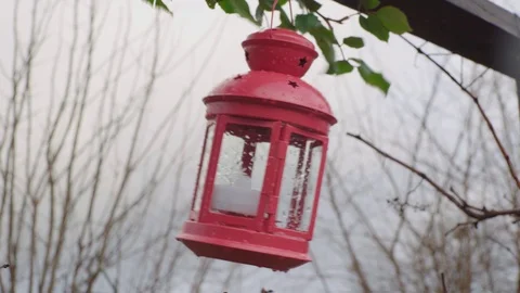 A hanging red lantern wiggles back and forth in stormy wind Vídeo Stock 123083056