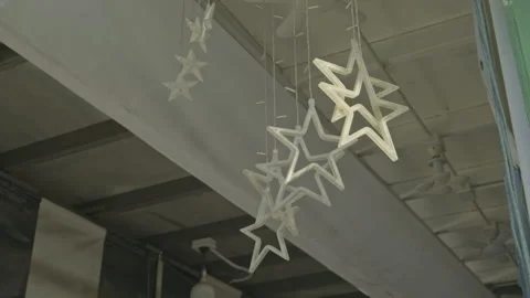 Hanging star-shaped decorative lights 库存影片 335732311