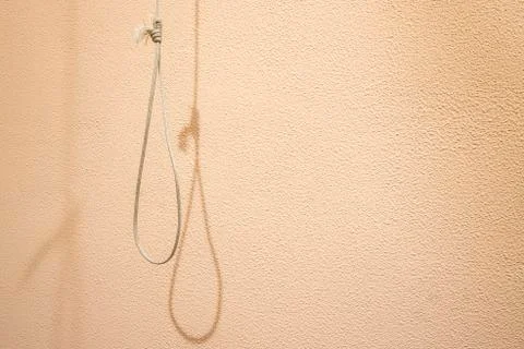 Hanging suicide loop lonely object with shadow on concrete soft pink textured Foto stock