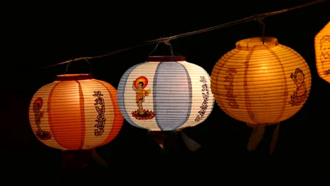 Hanging three lotus lanterns swing in Gyeongju Korea Vidéo 162558679