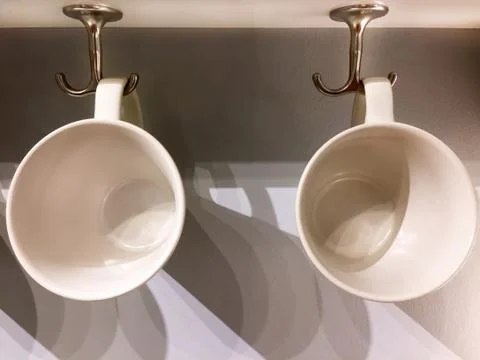Hanging White Ceramic Cups Stock-Fotos