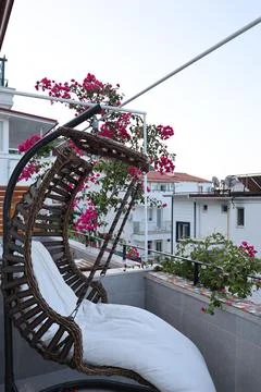 Hanging wicker swing Foto stock