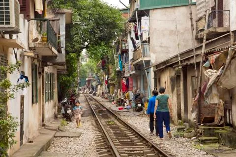 HANOI, VIETNAM - MAY 2014: train passing through slums Foto stock