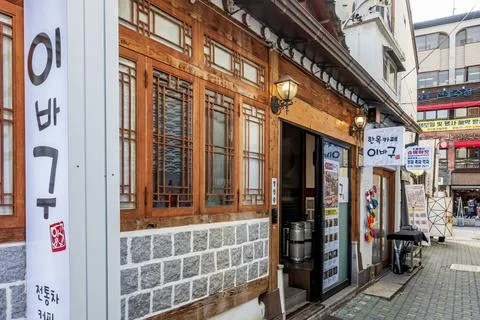 Hanok Cafe, Ibagu (in Korean script), in an alleyway in Insadong Stock Photos