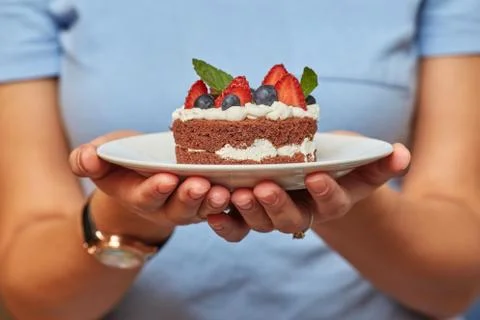 Hans with chocolate cake with cream and berries Foto stock