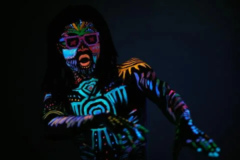 Hansome dancer in fluorescent patterns in ultraviolet light Foto stock