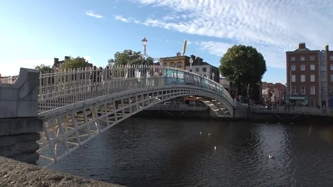 Ha'penny Bridge - Dublin, Ireland 스톡 동영상 80902906