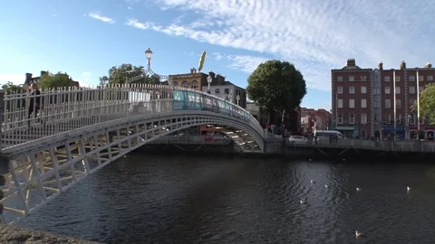 Ha'penny Bridge - Dublin, Ireland 스톡 동영상 80902988