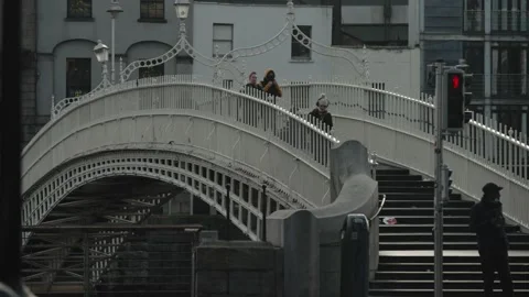 Hapenny bridge with people crossing Stock Footage 170669796