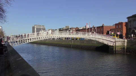 Ha'penny Halfpenny bridge Dublin people movement Stock Footage 65378908