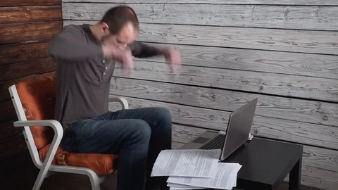 Happi freelancer Man receiving good news from computer Видео 82425144