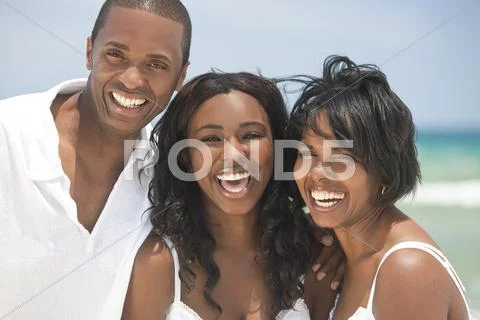 Happy african american family on beach Stock-Fotos
