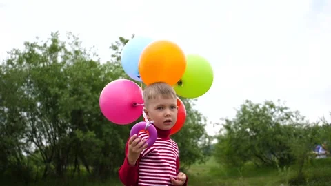 Happy boy plays with balloon in the Park. Walking and outdoor activities Vidéo 91449853