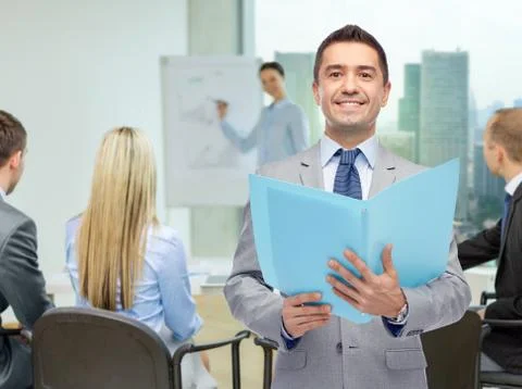 Happy businessman with open folder Stockfoto's