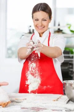 Happy Chef Dusting Flour While Preparing Pasta Foto stock