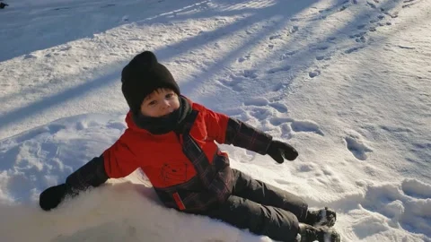 Happy Child having fun Sliding in the Snow 스톡 동영상 147549513