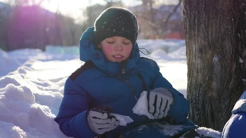 Happy child having fun in winter Park on a Sunny day 库存影片 70698255