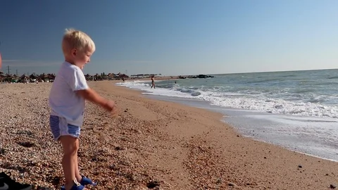 Happy child playing on the beach Video stock 94622807