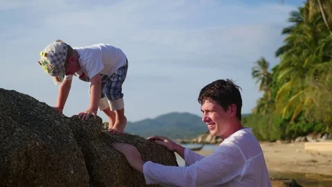 The happy child plays on the rocks Vidéo 76089042