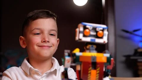 Happy child programming robot from building blocks at home Foto stock