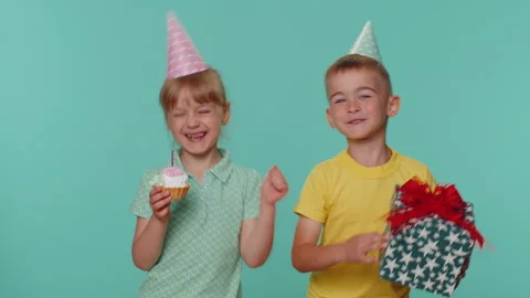 Happy children boy girl siblings friends celebrating birthday blowing candle on Vídeo Stock 199339664