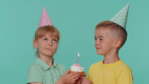 Happy children boy girl siblings friends celebrating birthday blowing candle on Vídeo Stock 199340529