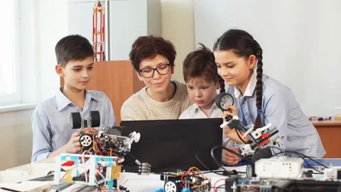 Happy children learn programming using laptops on extracurricular classes Video stock 98086671