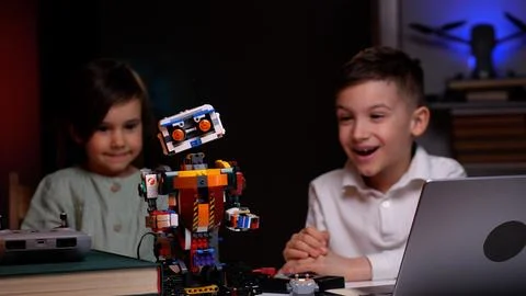Happy children programming robot at home Foto stock