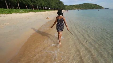 Happy children runing on the beach Vídeo Stock 32153383