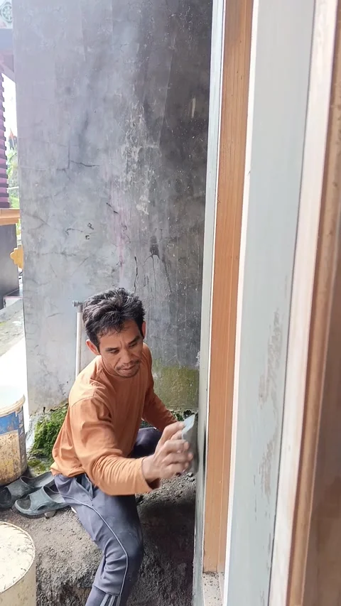 Happy construction worker finishing house exterior. 스톡 동영상 335018992