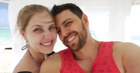 Happy couple caressing on the beach 스톡 동영상 58957384