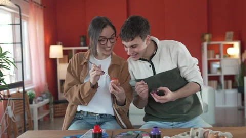 Happy couple enjoy while paint decorative easter egg in living room Stock-Footage 301916313
