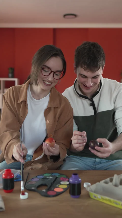 Happy couple enjoy while paint decorative easter egg in living room Stock-Footage 301917227