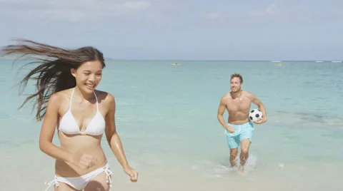 Happy couple having fun beach vacation honeymoon laughing after swimming Video stock 46950792