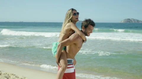 Happy couple having fun on beach 库存影片 49605273