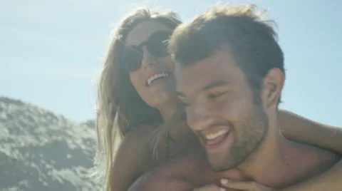 Happy couple having fun on beach 库存影片 49605378