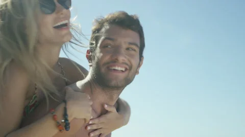 Happy couple having fun on beach 库存影片 49605407