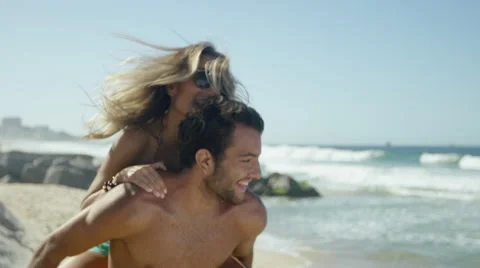 Happy couple having fun on beach 库存影片 49605737