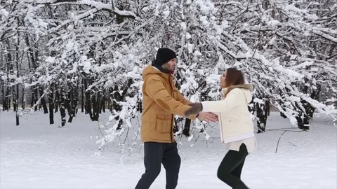 Happy couple hugging in winter Video stock 70139140