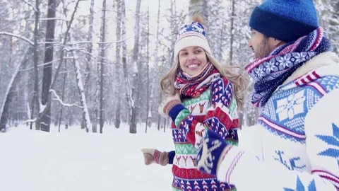Happy couple jogging in the forest on a winter day Stock-Footage 71249601