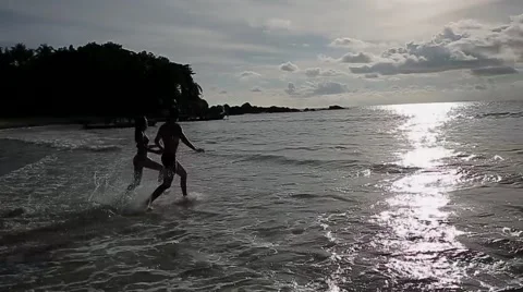 Happy couple jumping on the beach Video stock 61969107