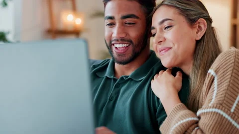 Happy couple with laptop on sofa for real estate inspiration, home ideas and Vidéo 213584570