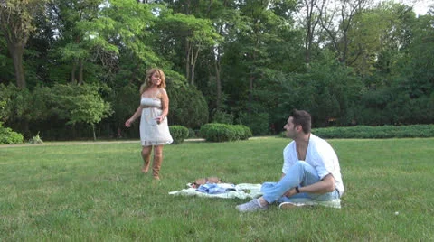 Happy couple laughing and dancing in the park Vídeos de archivo 23775855