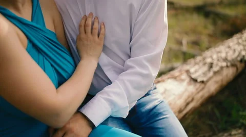 Happy couple in love in forest sitting on the fallen tree Video stock 65470341