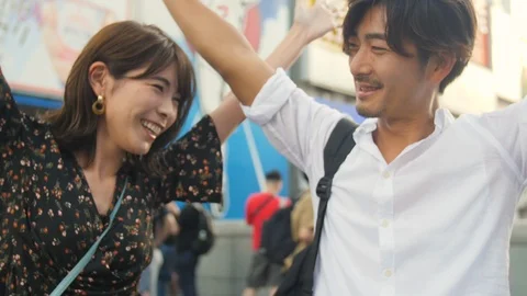 Happy couple posing in front of Osaka gliko man symbol Japan  Vídeo Stock 111689935