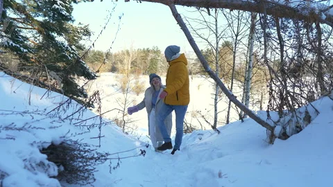 Happy couple running through the winter snowy forest Video stock 173410917